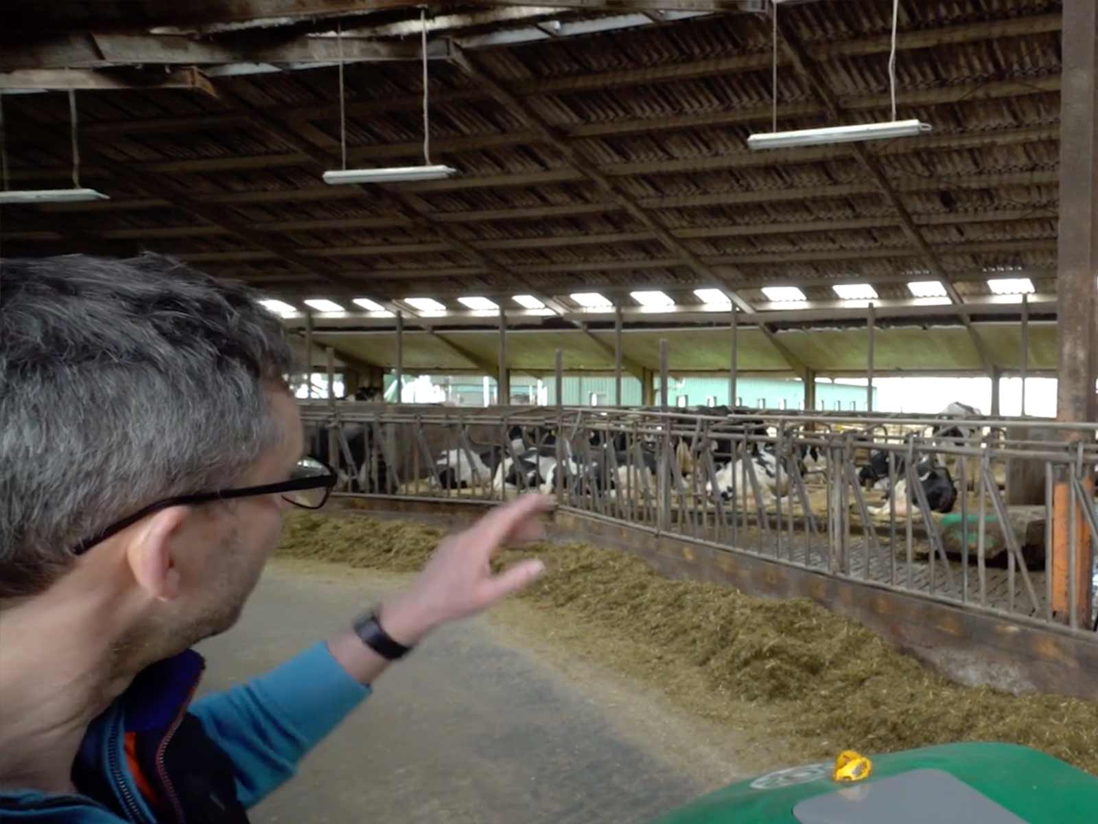 Produktiv wird hier der Futterschieber Moov im Stall eingesetzt